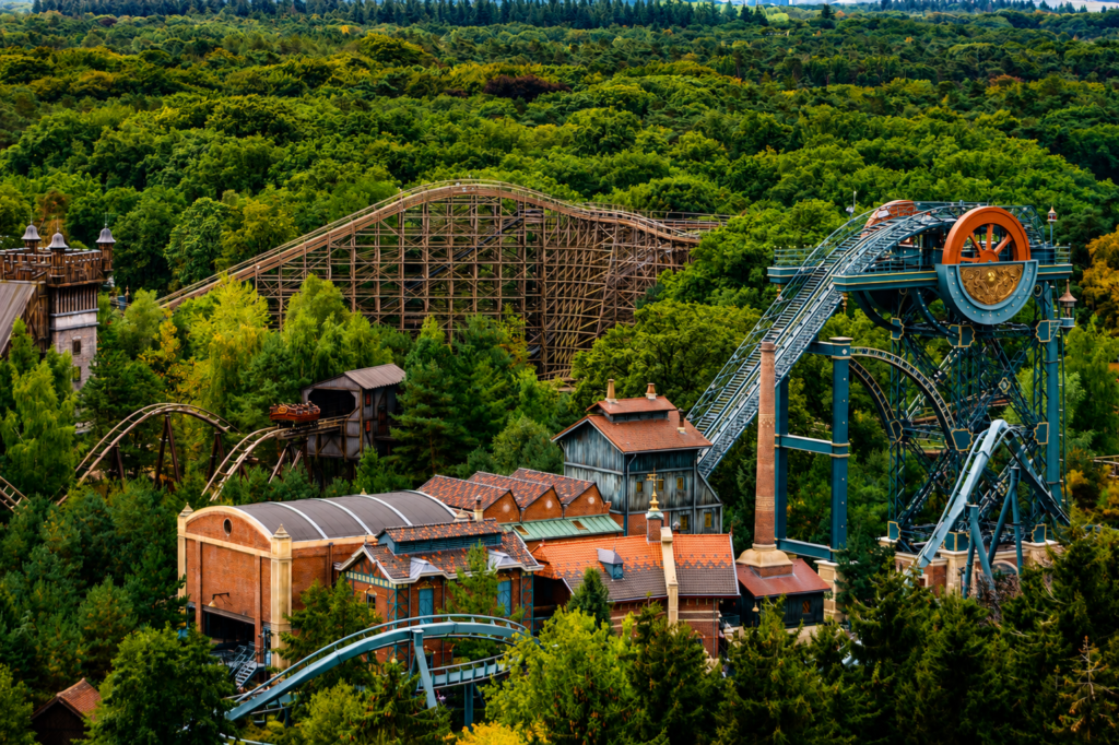 Panoramisch uitzicht op Baron 1898 en de houten achtbaan Joris en de Draak in de Efteling.