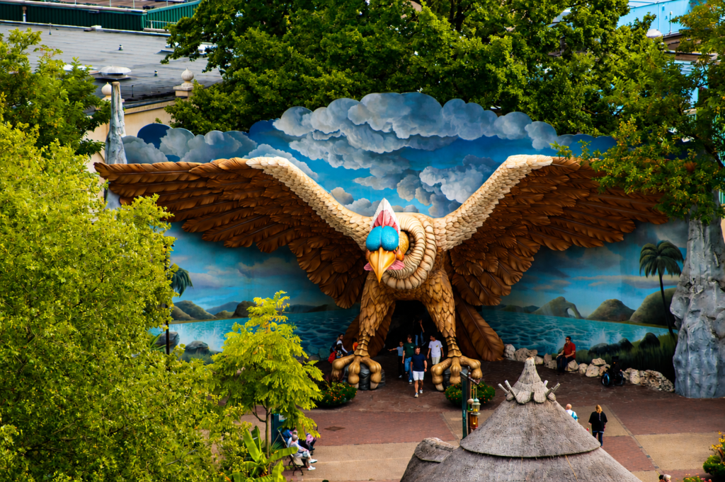 Ingang van de attractie Vogel Rok in de Efteling met de grote vogel als blikvanger.