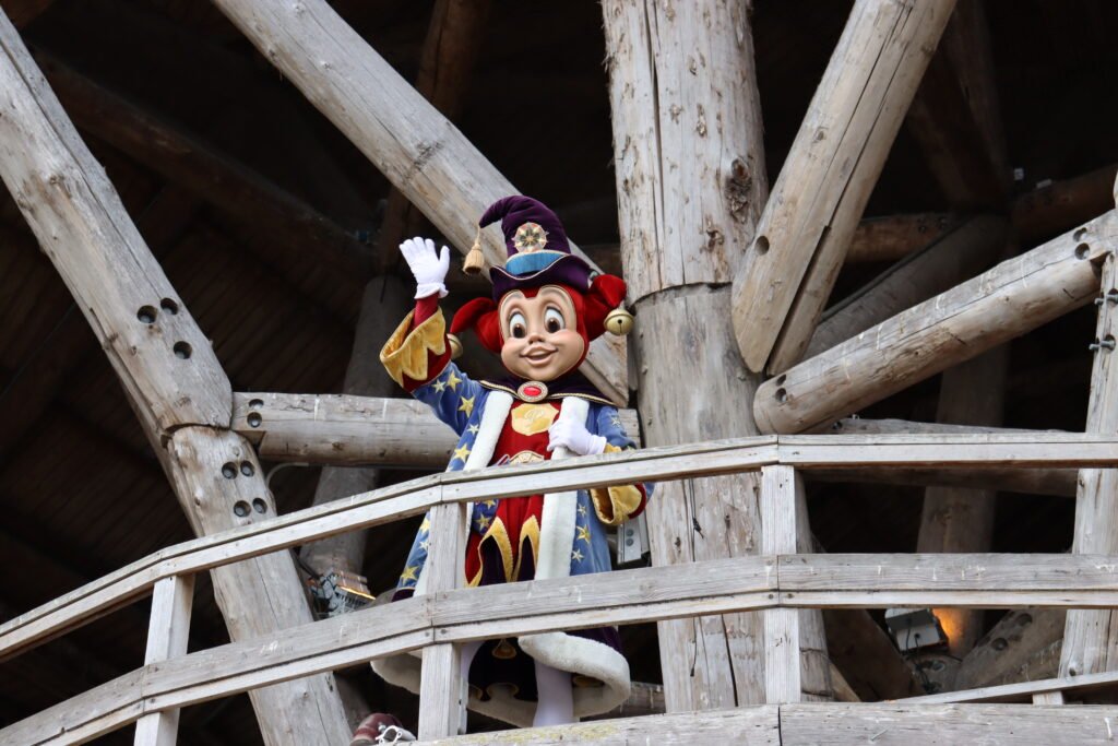 Pardoes begroet bezoekers vanaf de ingang in de Efteling.